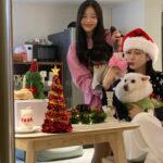 Gyeongree Instagram - ⋆⁺₊⋆행복으로 가득찬 멜크 입니다🐶🎄☃️🤍 (깜순ㅇㅏ 너무 폭 안긴거 아니야?(•̥̥̥⌓•̥̥̥) 엥 내가낳았나 🤣)