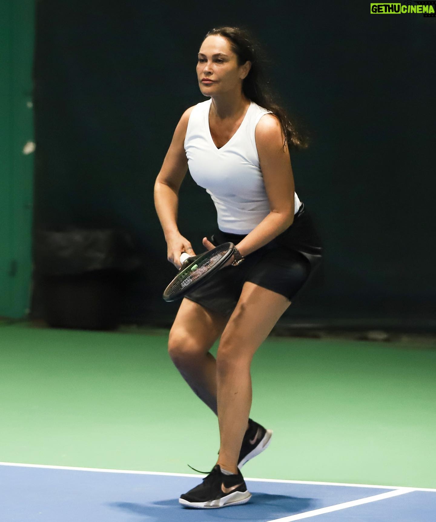 Hülya Avşar Instagram - 21. Yılında Hülya Avşar Cup Tenis Turnuvasına rekor katılım oldu. Ne mutlu bana. Muhteşem maçlar devam ediyor. Tabi beni elediler, hiç olmadı😂Hırslandım, her gün çalışacağım😂
