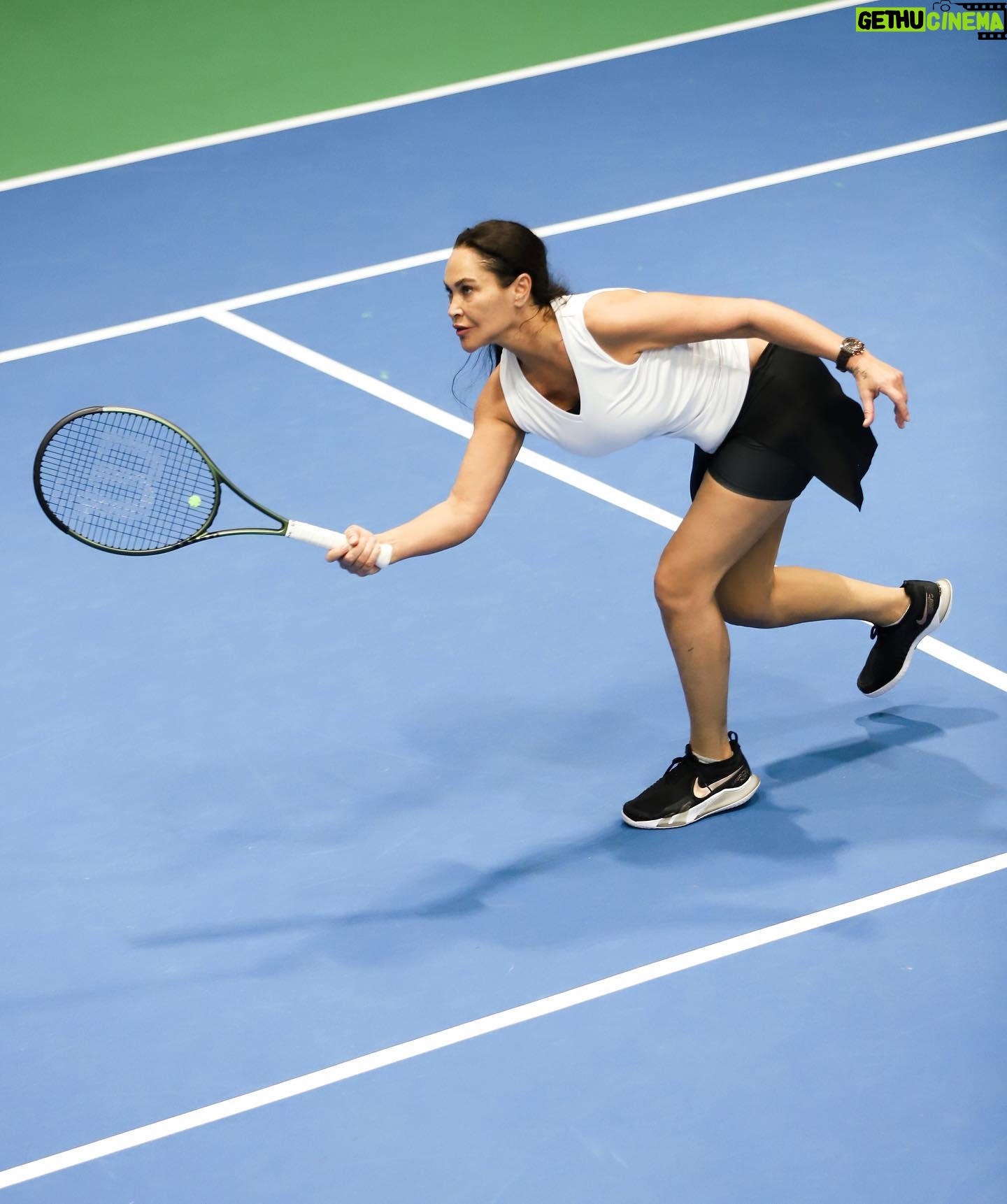 Hülya Avşar Instagram - 21. Yılında Hülya Avşar Cup Tenis Turnuvasına rekor katılım oldu. Ne mutlu bana. Muhteşem maçlar devam ediyor. Tabi beni elediler, hiç olmadı😂Hırslandım, her gün çalışacağım😂