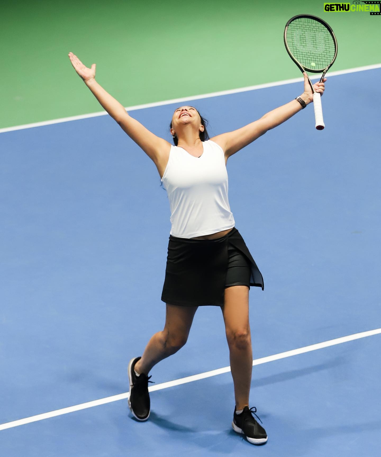 Hülya Avşar Instagram - 21. Yılında Hülya Avşar Cup Tenis Turnuvasına rekor katılım oldu. Ne mutlu bana. Muhteşem maçlar devam ediyor. Tabi beni elediler, hiç olmadı😂Hırslandım, her gün çalışacağım😂