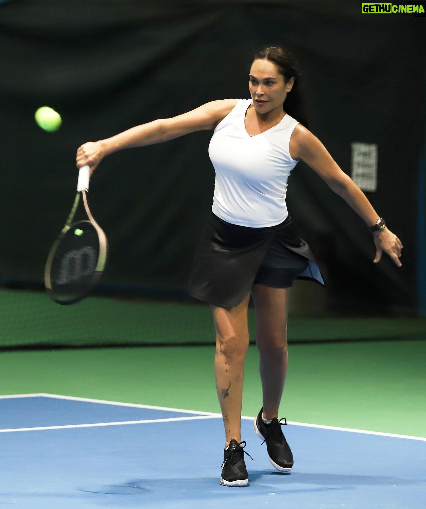 Hülya Avşar Instagram - 21. Yılında Hülya Avşar Cup Tenis Turnuvasına rekor katılım oldu. Ne mutlu bana. Muhteşem maçlar devam ediyor. Tabi beni elediler, hiç olmadı😂Hırslandım, her gün çalışacağım😂