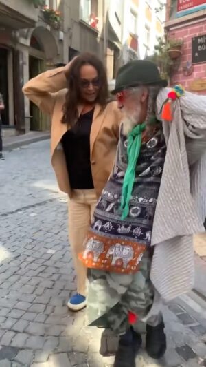 Hülya Avşar Instagram - İyi ki karşılaşmışız, çok eğlendim😀⭐️♥️ @kozmik_dede