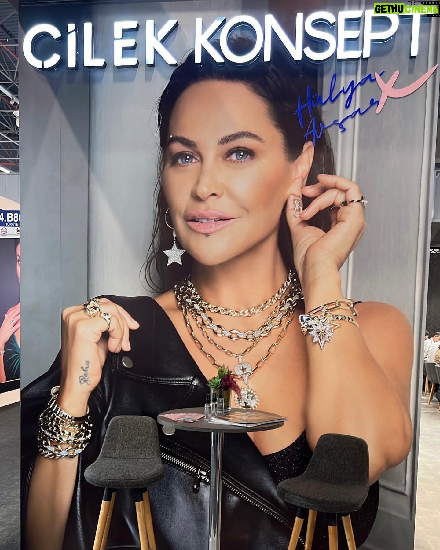 Hülya Avşar Instagram - Biz geliyoruz 😄❤️ @cilekkonseptjewelry #istanbuljeweleryshow