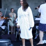 Hülya Avşar Instagram - Yoğunluktan giyinmeye fırsat bulamıyorum da😂😂♥️