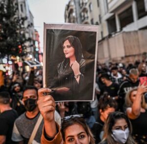 Hülya Avşar Instagram - Kadın isterse; bir gün herkesin susmak zorunda olduğunu gösteren İranlı kadınlara hayranım, yanlarındayım.SUSACAKSINIZ! Hiçbir kadın giyiminden dolayı yargılanamaz, ÖLDÜRÜLEMEZ.

اگر زن بخواهد .
در کنار زنان ایرانی هستم که باشجاعت نشان دادن اگر زن بخواهد می تواند هر گونه صدای را خاموش کند.
باید ساکت شوید،نمی توانید با زورگوی و سرکوب کردن به پوشش زنان دخالت کنید.نمی توانید هیچ زنی را بابت پوششش محاکمه کنید ویا بکشید .هیچ زنی بابت پوشش مسحق کشته شدن نیست.

I greatly admire and side those Iranian women who showed us that they were compelled to keep silent. Now, you ought to shup up! No women can be killed nor put on trial for their choice of attire.
#iran #mahsaamini