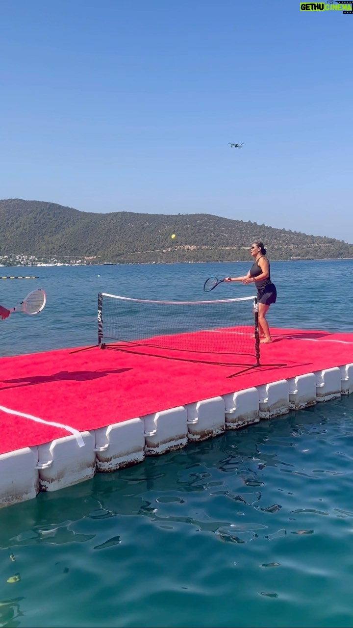 Hülya Avşar Instagram - Benim için her yer Tenis Kortu😂😂💙💙 @hulyaavsarcup @voguehotelbodrum