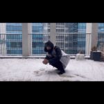Ha Ji-won Instagram – 눈사람 만드는법 ☃️🌧️ 한바퀴 돌면 완성