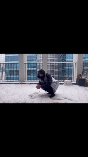 Ha Ji-won Instagram - 눈사람 만드는법 ☃️🌧️ 한바퀴 돌면 완성