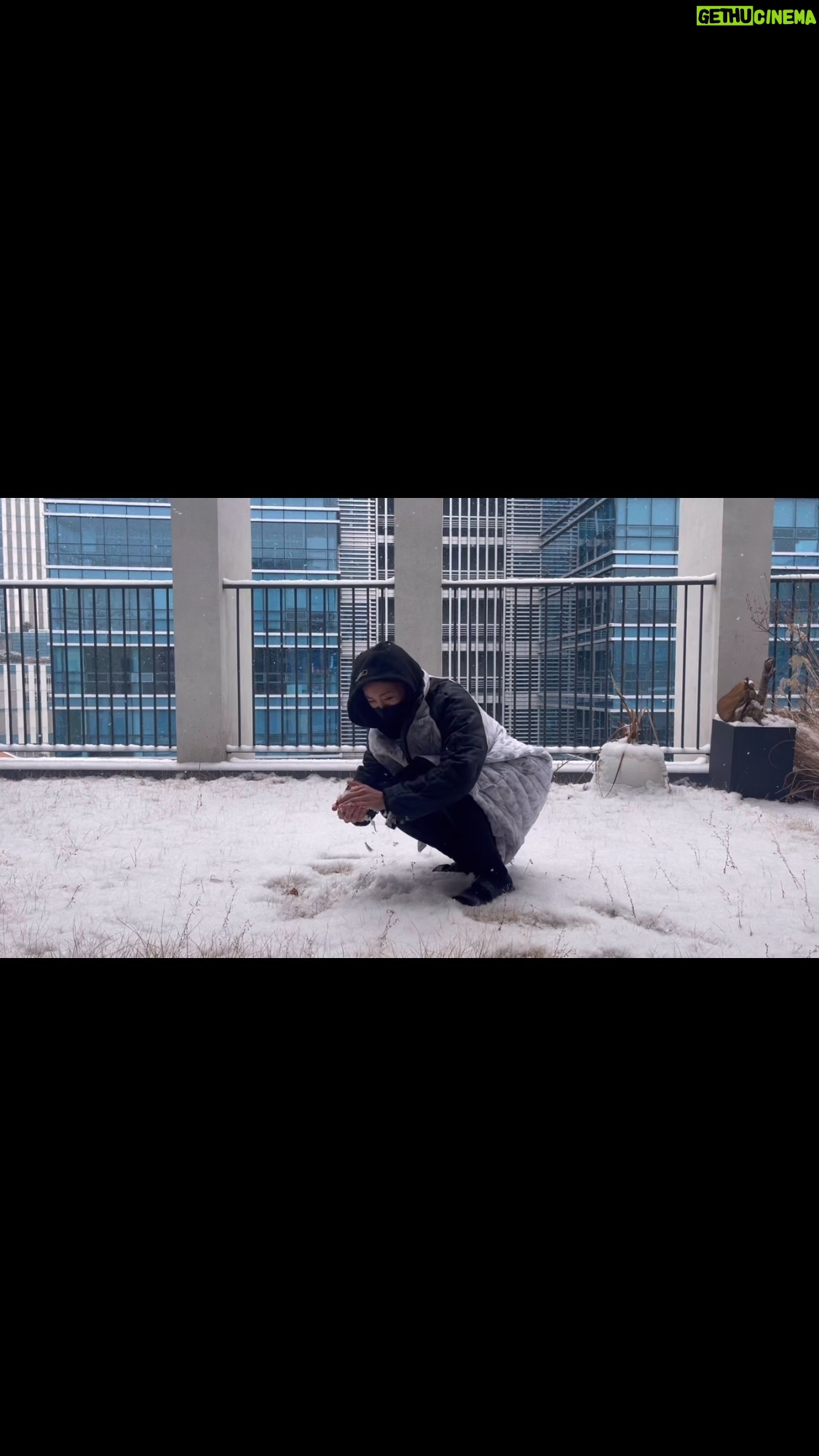 Ha Ji-won - 54.4K Likes - 눈사람 만드는법 ☃️🌧️ 한바퀴 돌면 완성