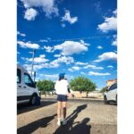 Ha Ji-won Instagram – 전시를 앞두고 설레이고 긴장된 나에게 파란하늘과 구름 햇살이  따스하게 어루만져주었다 ☁️☁️☁️☁️☁️☀️🧢🩵🌀