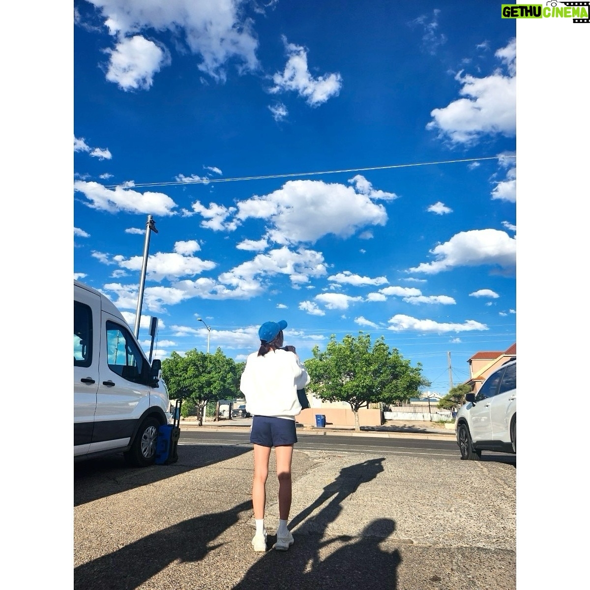 Ha Ji-won Instagram - 전시를 앞두고 설레이고 긴장된 나에게 파란하늘과 구름 햇살이 따스하게 어루만져주었다 ☁️☁️☁️☁️☁️☀️🧢🩵🌀
