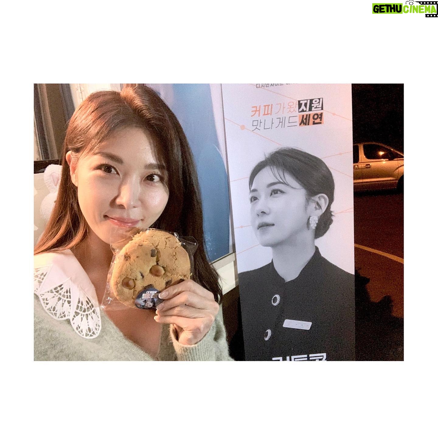 Ha Ji-won - 45.9K Likes - 잘못찍는 셀카지만 ㅋㅋ😅 🤳🏻
