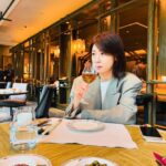 Ha Ji-won Instagram - 홍콩에서 많은 것들을 보고 생각하고 ~ 음식도 최고~ thank you 🩵#stregishk #stregishongkong #liveexquisite #exquisitedining @stregishk @run_restaurant