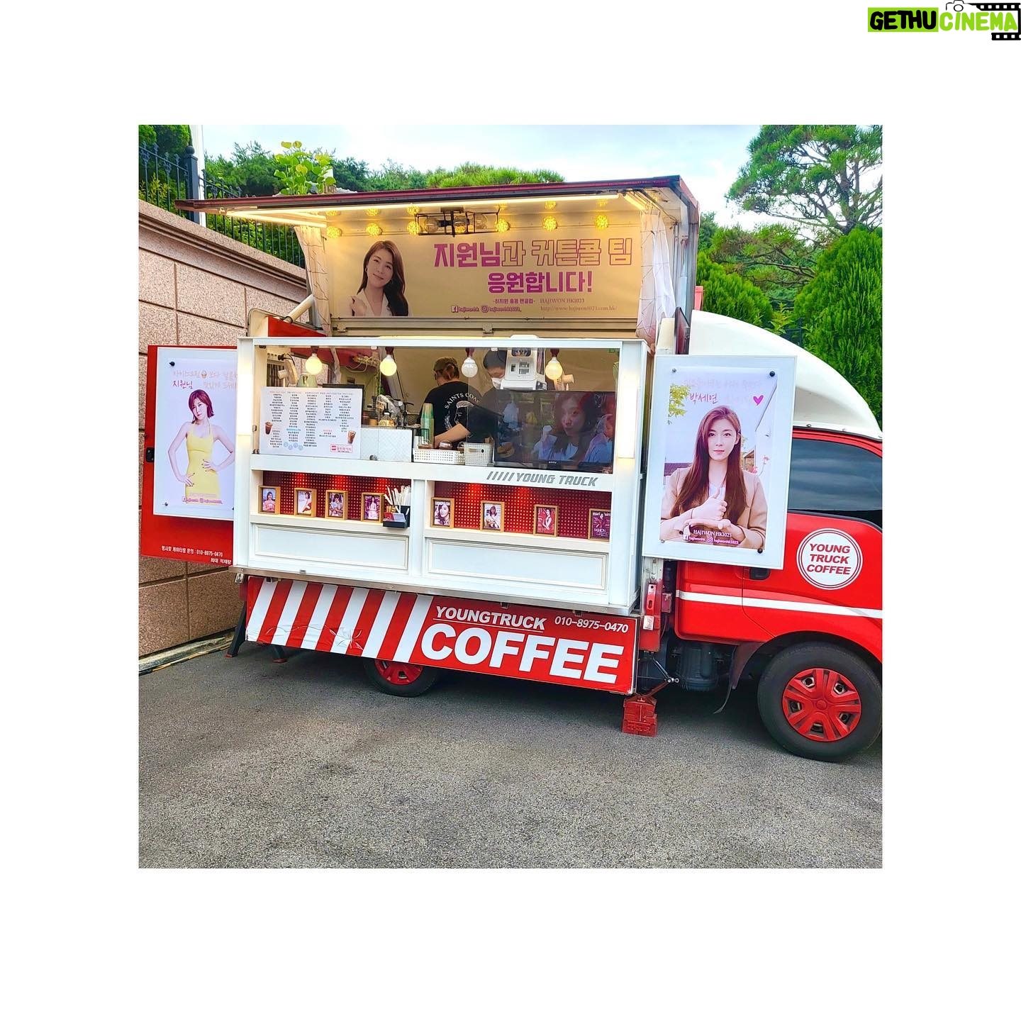 Ha Ji-won Instagram - 커튼콜 배우 스텝분들 모두 좋아하셨어요~🥰🥤🍦💓고마워요~^^1023