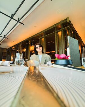 Ha Ji-won Instagram - 홍콩에서 많은 것들을 보고 생각하고 ~ 음식도 최고~ thank you 🩵#stregishk #stregishongkong #liveexquisite #exquisitedining
@stregishk @run_restaurant