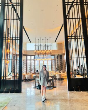 Ha Ji-won Instagram - 홍콩에서 많은 것들을 보고 생각하고 ~ 음식도 최고~ thank you 🩵#stregishk #stregishongkong #liveexquisite #exquisitedining
@stregishk @run_restaurant