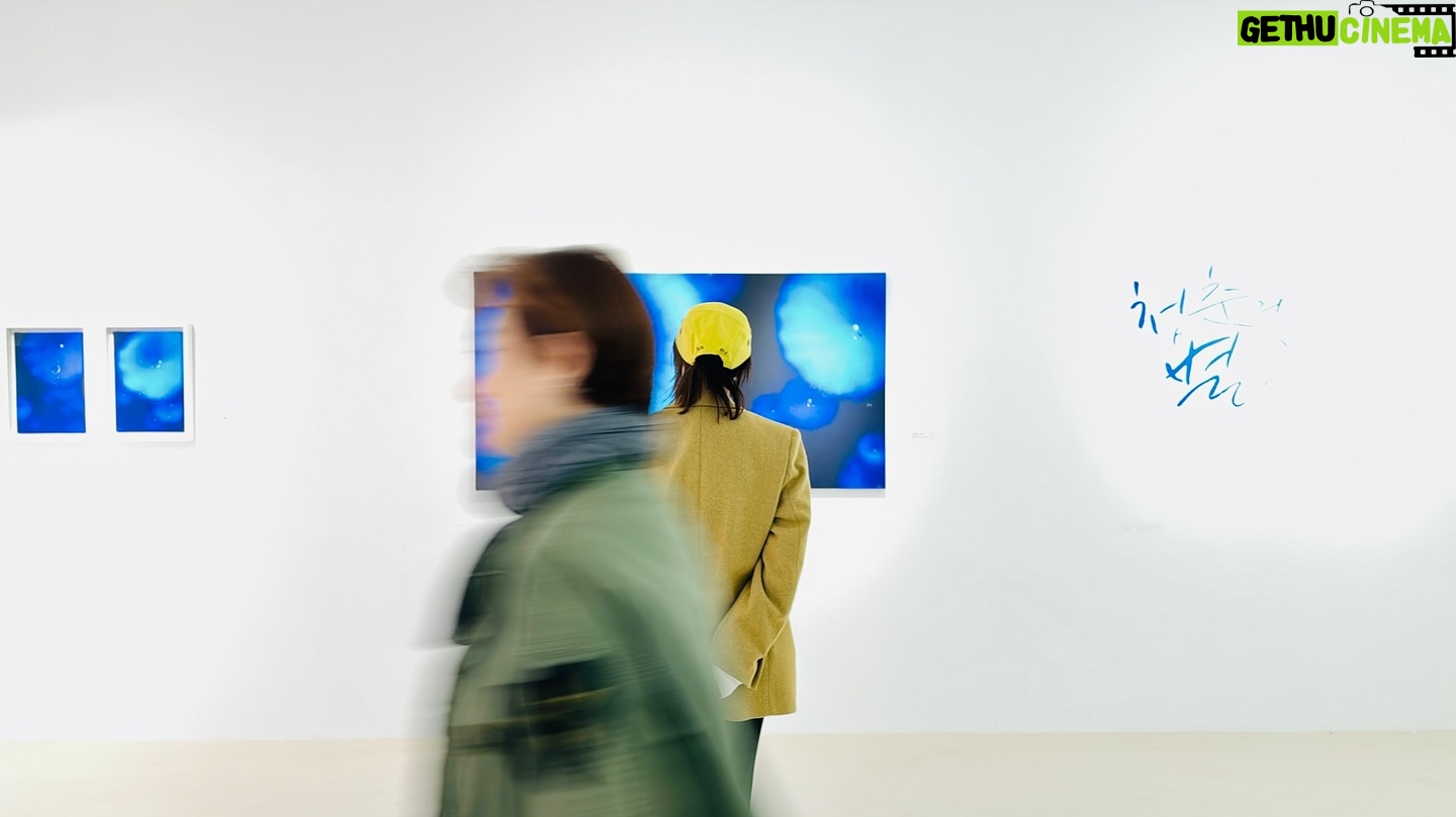 Ha Ji-won Instagram - 남상운 작가님의 전시가 시작되었습니다~ 많이 사랑해주세요~💙 남상운 SOLO EXHIBITION 3월 9일 토요일 오늘부터 시작되는 남상운 작가의 개인전 《청춘의 별》 ! 최근, 다양한 미술 컨텐츠에서 좋은 모습을 보이고 있는 남상운 작가의 작품, 블루문을 직접 만나는 특별한 기회가 준비되었습니다. 이번 전시를 통해 별이란 생명체에 대한 남상운 작가의 연구를 함께 느껴 보시길 바랍니다. @polarpo_official @namsangwoon @namsangwoon_official ▫️전시 제목 : 청춘의 별 ▫️전시 기간: 2024.3.9(토) ~ 3.31(일) ▫️관람 시간: 10:00 - 18:00 (휴관: 매주 월요일) ▫️오프닝: 2024. 03. 09(토) PM6:00 ~ ▫️주소: 서울 성동구 성수이로7길 30 6층 Art Space Polarpo