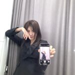 Ha Ji-won Instagram – 초코하임 많이 먹는날 💎🧊💙🙃
