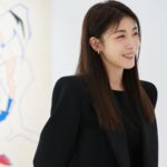 Ha Ji-won Instagram - “사실 배우로 살아온 게 20~30이라면,그림을 그리는 일은 제게 마이너스에서 다시 시작하는 거였어요. 그렇지만 무섭지 않았어요” 자신의 첫 번째 개인전을 시작한 하지원이 전한 말입니다. 그녀는 개인전의 주제를 ’관계의 시작‘으로 정했는데요. 하지원은 소셜미디어를 통해 확장된 인간관계와 그로 인해 생성된 불안함을 작품으로 이야기하고 있습니다. 하지원과 나눈 예술, 연예인 그리고 관계에 대한 이야기는 지금 스토리링크와 보그 웹사이트vogue.co.kr에서 확인할 수 있습니다. edit HYEWON HWANG photo COURTESY PHOTOS - @hajiwon1023 @polarpo_official