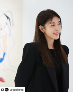 Ha Ji-won Instagram - “사실 배우로 살아온 게 20~30이라면,그림을 그리는 일은 제게 마이너스에서 다시 시작하는 거였어요. 그렇지만 무섭지 않았어요”

자신의 첫 번째 개인전을 시작한 하지원이 전한 말입니다. 그녀는 개인전의 주제를 ’관계의 시작‘으로 정했는데요. 하지원은 소셜미디어를 통해 확장된 인간관계와 그로 인해 생성된 불안함을 작품으로 이야기하고 있습니다. 하지원과 나눈 예술, 연예인 그리고 관계에 대한 이야기는 지금 스토리링크와 보그 웹사이트vogue.co.kr에서 확인할 수 있습니다.

edit HYEWON HWANG
photo COURTESY PHOTOS
-
@hajiwon1023 @polarpo_official