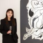 Ha Ji-won Instagram - “사실 배우로 살아온 게 20~30이라면,그림을 그리는 일은 제게 마이너스에서 다시 시작하는 거였어요. 그렇지만 무섭지 않았어요” 자신의 첫 번째 개인전을 시작한 하지원이 전한 말입니다. 그녀는 개인전의 주제를 ’관계의 시작‘으로 정했는데요. 하지원은 소셜미디어를 통해 확장된 인간관계와 그로 인해 생성된 불안함을 작품으로 이야기하고 있습니다. 하지원과 나눈 예술, 연예인 그리고 관계에 대한 이야기는 지금 스토리링크와 보그 웹사이트vogue.co.kr에서 확인할 수 있습니다. edit HYEWON HWANG photo COURTESY PHOTOS - @hajiwon1023 @polarpo_official