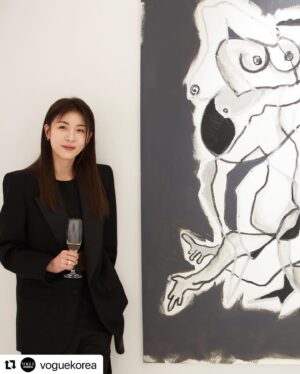 Ha Ji-won Instagram - “사실 배우로 살아온 게 20~30이라면,그림을 그리는 일은 제게 마이너스에서 다시 시작하는 거였어요. 그렇지만 무섭지 않았어요”

자신의 첫 번째 개인전을 시작한 하지원이 전한 말입니다. 그녀는 개인전의 주제를 ’관계의 시작‘으로 정했는데요. 하지원은 소셜미디어를 통해 확장된 인간관계와 그로 인해 생성된 불안함을 작품으로 이야기하고 있습니다. 하지원과 나눈 예술, 연예인 그리고 관계에 대한 이야기는 지금 스토리링크와 보그 웹사이트vogue.co.kr에서 확인할 수 있습니다.

edit HYEWON HWANG
photo COURTESY PHOTOS
-
@hajiwon1023 @polarpo_official