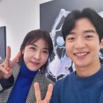 Ha Ji-won Instagram – 현목이가 선물해준 그꽃은 작업과 너무도 어울리는 찰나의 순간이였다💙 @polarpo_official  @mosquito_kim @haewadal_entertainment