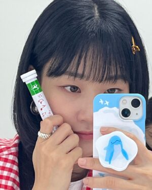 Ha Yoon-kyung Instagram - 목 아팠을때 웅니가 챙겨줬던 목캔디.. 🥲🖤
오늘도 이생잘🙌🏻