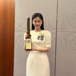 Ha Yoon-kyung Instagram – 따뜻한 기대와 관심으로 주신 상 감사히 받겠습니다!! 🖤