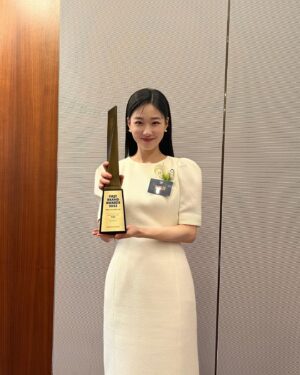 Ha Yoon-kyung Instagram - 따뜻한 기대와 관심으로 주신 상 감사히 받겠습니다!! 🖤