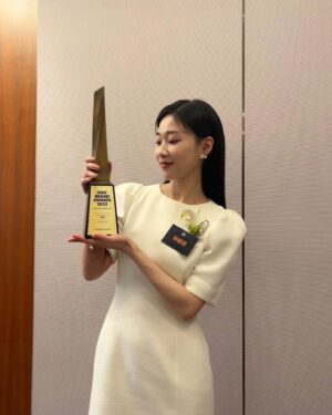Ha Yoon-kyung Instagram - 따뜻한 기대와 관심으로 주신 상 감사히 받겠습니다!! 🖤