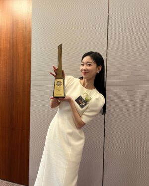 Ha Yoon-kyung Instagram - 따뜻한 기대와 관심으로 주신 상 감사히 받겠습니다!! 🖤