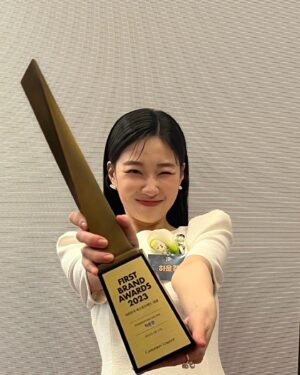 Ha Yoon-kyung Instagram - 따뜻한 기대와 관심으로 주신 상 감사히 받겠습니다!! 🖤
