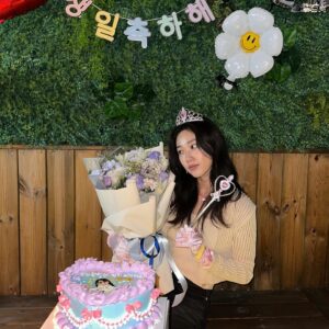 Ha Yoon-kyung Instagram - 생일 축하해 주신 모든 분들 고맙구 사랑해요🖤