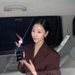 Ha Yoon-kyung Instagram – 올해 경아의 딸 덕에 세번이나 상을 받네요.. 정말 따숩고 행복한 시상식이었습니다..! 귀한 상 주셔서 감사합니다!!🖤