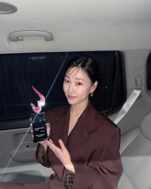 Ha Yoon-kyung Instagram - 올해 경아의 딸 덕에 세번이나 상을 받네요.. 정말 따숩고 행복한 시상식이었습니다..! 귀한 상 주셔서 감사합니다!!🖤