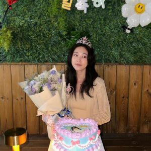 Ha Yoon-kyung Instagram - 생일 축하해 주신 모든 분들 고맙구 사랑해요🖤