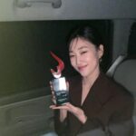 Ha Yoon-kyung Instagram – 올해 경아의 딸 덕에 세번이나 상을 받네요.. 정말 따숩고 행복한 시상식이었습니다..! 귀한 상 주셔서 감사합니다!!🖤