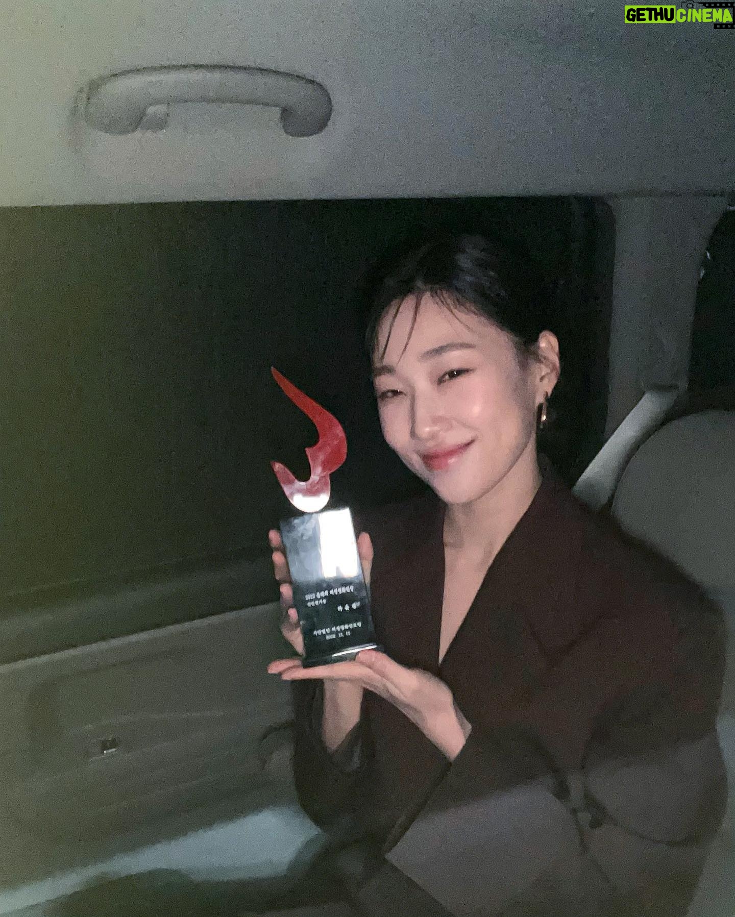 Ha Yoon-kyung - 82.3K Likes - 올해 경아의 딸 덕에 세번이나 상을 받네요.. 정말 따숩고 행복한 시상식이었습니다..! 귀한 상 주셔서 감사합니다!!🖤