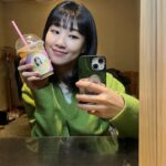 Ha Yoon-kyung Instagram – 추운 촬영날 덕분에 맘이 따뜻해졌어요🖤 
고마와요 햇살단🥹☀️
