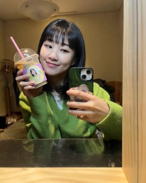 Ha Yoon-kyung Instagram - 추운 촬영날 덕분에 맘이 따뜻해졌어요🖤 
고마와요 햇살단🥹☀️