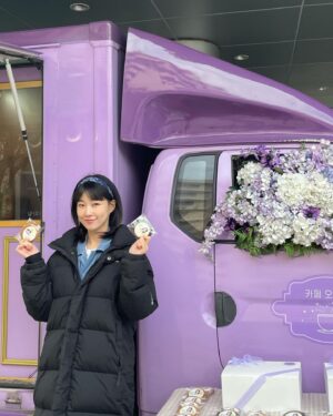 Ha Yoon-kyung Instagram - 추운 촬영날 덕분에 맘이 따뜻해졌어요🖤 
고마와요 햇살단🥹☀️