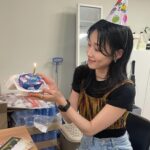 Ha Yoon-kyung Instagram – 경아의 딸 1주년 축하해 주셔서 감사합니다🩵 
싸인 다 못해드려서 죄송해요..ㅠㅠ🖤