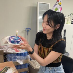 Ha Yoon-kyung Instagram - 경아의 딸 1주년 축하해 주셔서 감사합니다🩵 
싸인 다 못해드려서 죄송해요..ㅠㅠ🖤