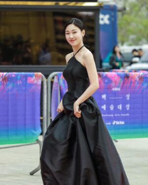 Ha Yoon-kyung Instagram - 🐈‍⬛🐾