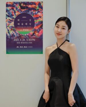 Ha Yoon-kyung Instagram - 🐈‍⬛🐾