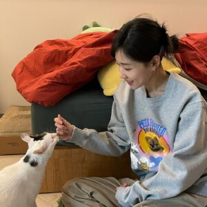 Ha Yoon-kyung Instagram - 애기들로 만든 우정 티-샤쓰
보나 손은 금손~🖤