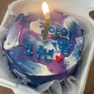 Ha Yoon-kyung Instagram - 경아의 딸 1주년 축하해 주셔서 감사합니다🩵 
싸인 다 못해드려서 죄송해요..ㅠㅠ🖤