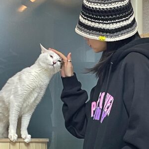 Ha Yoon-kyung Instagram - 애기들로 만든 우정 티-샤쓰
보나 손은 금손~🖤