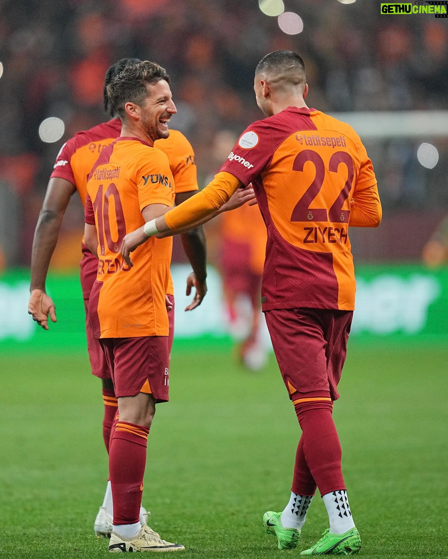 Hakim Ziyech Instagram - 𝐓𝐡𝐞𝐫𝐞 𝐢𝐬 𝐧𝐨 𝐆𝐥𝐨𝐫𝐲 𝐰𝐢𝐭𝐡𝐨𝐮𝐭 𝐚 𝐒𝐭𝐨𝐫𝐲.. 😤